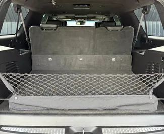 Interni di Cadillac Escalade in affitto in Georgia. Un'ottima auto da 7 posti con cambio Automatico.