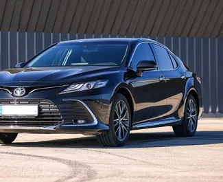 Vista frontale di un noleggio Toyota Camry a Tbilisi, Georgia ✓ Auto #14783. ✓ Cambio Automatico TM ✓ 0 recensioni.