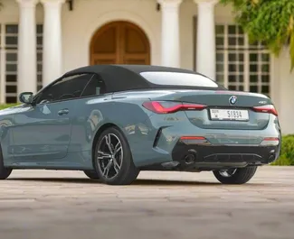 Interni di BMW 420i Cabrio in affitto negli Emirati Arabi Uniti. Un'ottima auto da 4 posti con cambio Automatico.