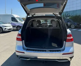 Mercedes-Benz ML350 2015 disponibile per il noleggio a Tirana, con limite di chilometraggio di illimitato.