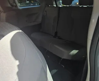 Toyota Sienna 2023 disponibile per il noleggio a Tbilisi, con limite di chilometraggio di illimitato.