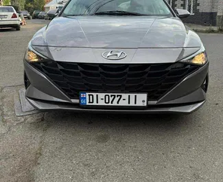 Interni di Hyundai Elantra in affitto in Georgia. Un'ottima auto da 5 posti con cambio Automatico.
