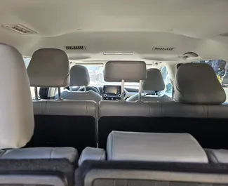 Vista frontale di un noleggio Toyota Highlander a Tbilisi, Georgia ✓ Auto #14725. ✓ Cambio Automatico TM ✓ 0 recensioni.