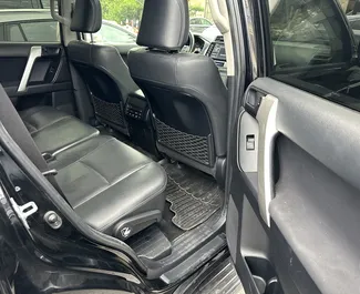 Noleggio Toyota Land Cruiser Prado. Auto Comfort, Premium, SUV per il noleggio in Georgia ✓ Cauzione di Deposito di 300 GEL ✓ Opzioni assicurative RCT, CDW.
