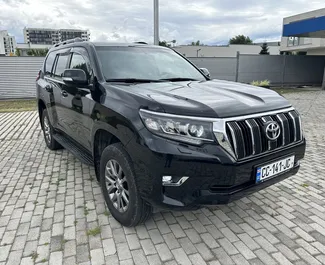 Vista frontale di un noleggio Toyota Land Cruiser Prado a Tbilisi, Georgia ✓ Auto #14798. ✓ Cambio Automatico TM ✓ 0 recensioni.