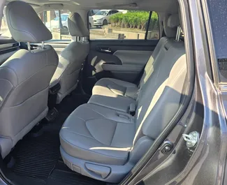 Interni di Toyota Highlander in affitto in Georgia. Un'ottima auto da 7 posti con cambio Automatico.