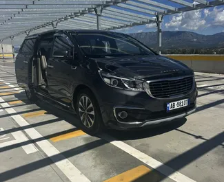 Vista frontale di un noleggio Kia Carnival a Durazzo, Albania ✓ Auto #14675. ✓ Cambio Automatico TM ✓ 0 recensioni.