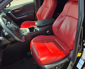 Interni di Toyota Rav4 in affitto in Georgia. Un'ottima auto da 5 posti con cambio Automatico.
