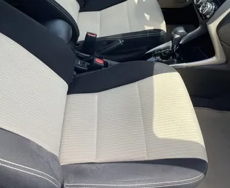 Noleggio Toyota Yaris. Auto Economica, Comfort per il noleggio negli Emirati Arabi Uniti ✓ Cauzione di Senza deposito ✓ Opzioni assicurative RCT, SCDW, FDW, Passeggeri, Furto, Senza deposito.