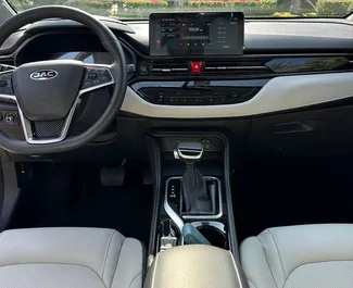 Interni di JAC JS4 in affitto negli Emirati Arabi Uniti. Un'ottima auto da 5 posti con cambio Automatico.