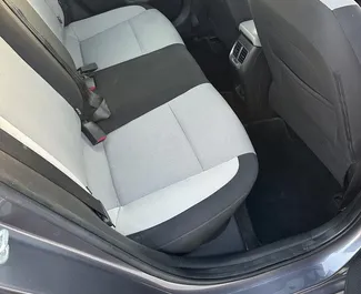 Hyundai Accent 2022 disponibile per il noleggio a Dubai, con limite di chilometraggio di 250 km/giorno.