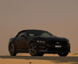 Vista frontale di un noleggio Ford Mustang Cabrio a Dubai, Emirati Arabi Uniti ✓ Auto #12350. ✓ Cambio Automatico TM ✓ 0 recensioni.