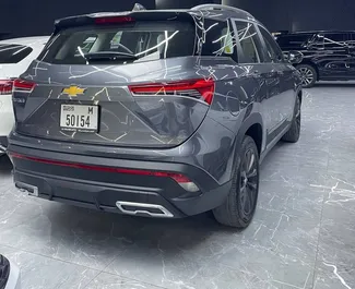 Chevrolet Captiva 2026 disponibile per il noleggio a Dubai, con limite di chilometraggio di 250 km/giorno.