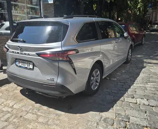 Toyota Sienna 2023 con sistema A trazione integrale, disponibile a Tbilisi.