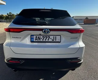Toyota Venza 2021 disponibile per il noleggio a Tbilisi, con limite di chilometraggio di 100 km/giorno.