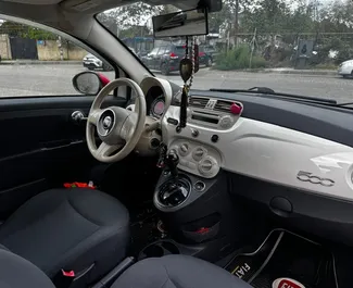 Interni di Fiat 500 in affitto in Georgia. Un'ottima auto da 2 posti con cambio Automatico.