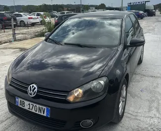 Vista frontale di un noleggio Volkswagen Golf 6 all'aeroporto di Tirana, Albania ✓ Auto #14841. ✓ Cambio Manuale TM ✓ 0 recensioni.