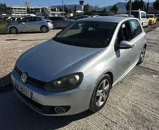 Vista frontale di un noleggio Volkswagen Golf 6 all'aeroporto di Tirana, Albania ✓ Auto #14840. ✓ Cambio Manuale TM ✓ 0 recensioni.