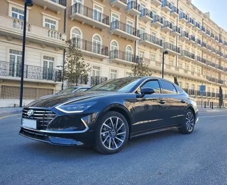 Vista frontale di un noleggio Hyundai Sonata a Baku, Azerbaigian ✓ Auto #11946. ✓ Cambio Automatico TM ✓ 0 recensioni.