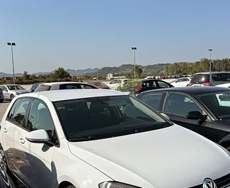 Vista frontale di un noleggio Volkswagen Golf 7 all'aeroporto di Tirana, Albania ✓ Auto #14848. ✓ Cambio Automatico TM ✓ 0 recensioni.