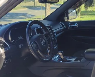 Interni di Jeep Grand Cherokee in affitto in Georgia. Un'ottima auto da 5 posti con cambio Automatico.