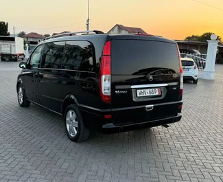 Vista frontale di un noleggio Mercedes-Benz Vito a Tirana, Albania ✓ Auto #14958. ✓ Cambio Manuale TM ✓ 0 recensioni.