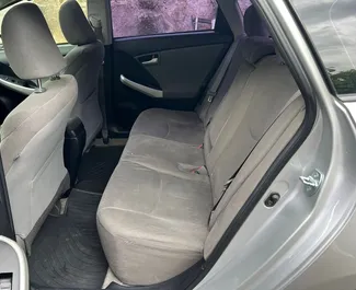 Interni di Toyota Prius in affitto in Georgia. Un'ottima auto da 5 posti con cambio Automatico.