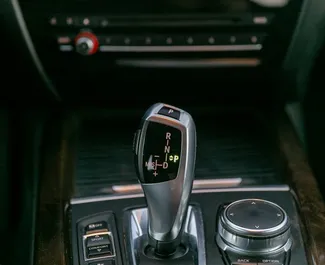 Interni di BMW X5 in affitto in Georgia. Un'ottima auto da 5 posti con cambio Automatico.