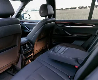 BMW X5 2017 disponibile per il noleggio a Tbilisi, con limite di chilometraggio di illimitato.