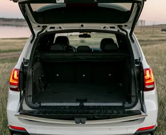 Noleggio auto BMW X5 2017 in Georgia, con carburante Ibrido e 380 cavalli di potenza ➤ A partire da 240 GEL al giorno.