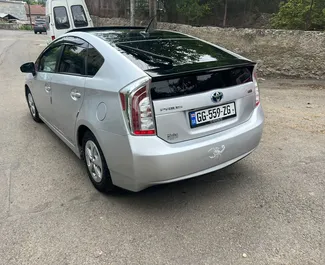 Motore Ibrido da 1,8L di Toyota Prius 2015 per il noleggio a Tbilisi.