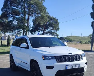 Vista frontale di un noleggio Jeep Grand Cherokee a Tbilisi, Georgia ✓ Auto #14947. ✓ Cambio Automatico TM ✓ 0 recensioni.