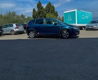 Vista frontale di un noleggio SEAT Altea a Tirana, Albania ✓ Auto #14956. ✓ Cambio Manuale TM ✓ 0 recensioni.