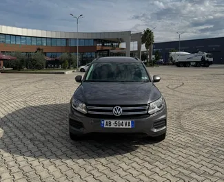 Vista frontale di un noleggio Volkswagen Tiguan a Tirana, Albania ✓ Auto #14851. ✓ Cambio Automatico TM ✓ 0 recensioni.