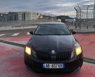 Vista frontale di un noleggio Skoda Octavia a Tirana, Albania ✓ Auto #14853. ✓ Cambio Manuale TM ✓ 0 recensioni.
