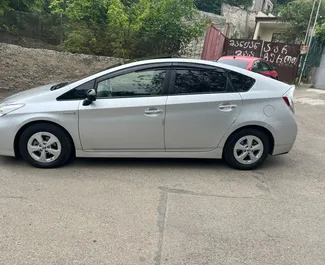 Toyota Prius 2015 con sistema A trazione anteriore, disponibile a Tbilisi.