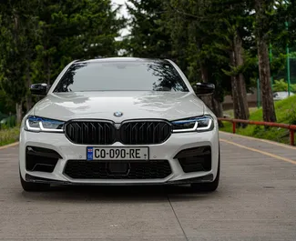 BMW 530d 2017 disponibile per il noleggio a Tbilisi, con limite di chilometraggio di illimitato.