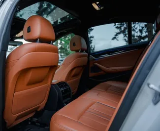 Interni di BMW 530d in affitto in Georgia. Un'ottima auto da 5 posti con cambio Automatico.