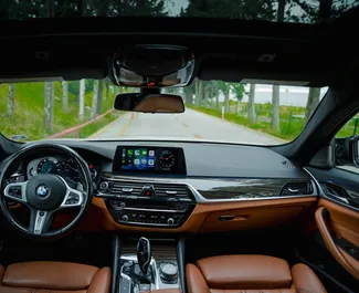 BMW 530d 2017 con sistema A trazione integrale, disponibile a Tbilisi.