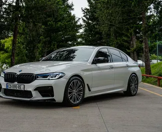 Vista frontale di un noleggio BMW 530d a Tbilisi, Georgia ✓ Auto #14939. ✓ Cambio Automatico TM ✓ 0 recensioni.