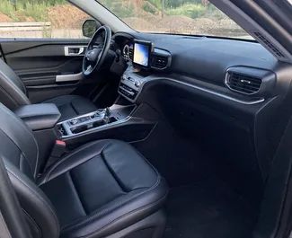 Ford Explorer 2022 disponibile per il noleggio a Minsk, con limite di chilometraggio di 300 km/giorno.