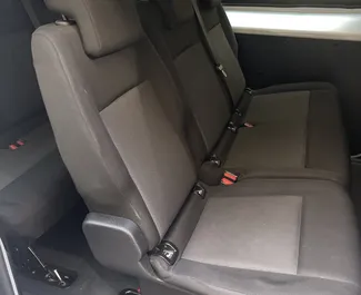 Motore Diesel da L di Opel Vivaro 2022 per il noleggio a Praga.