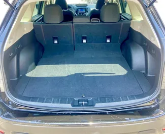 Interni di Subaru Forester in affitto in Georgia. Un'ottima auto da 5 posti con cambio Automatico.