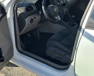 Vista frontale di un noleggio Volkswagen Golf 6 all'aeroporto di Tirana, Albania ✓ Auto #14822. ✓ Cambio Manuale TM ✓ 0 recensioni.