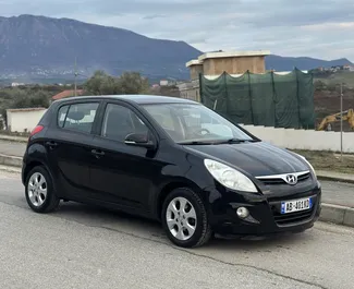 Vista frontale di un noleggio Hyundai i20 all'aeroporto di Tirana, Albania ✓ Auto #14824. ✓ Cambio Automatico TM ✓ 0 recensioni.