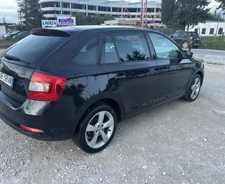 Vista frontale di un noleggio Skoda Rapid Spaceback all'aeroporto di Tirana, Albania ✓ Auto #14959. ✓ Cambio Manuale TM ✓ 0 recensioni.