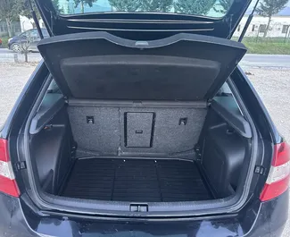 Skoda Rapid Spaceback 2016 disponibile per il noleggio all'aeroporto di Tirana, con limite di chilometraggio di illimitato.