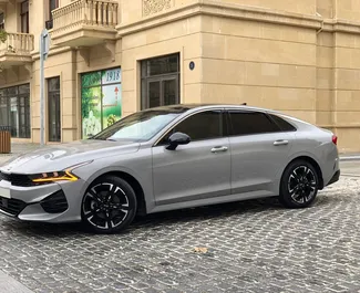 Vista frontale di un noleggio Kia K5 a Baku, Azerbaigian ✓ Auto #11947. ✓ Cambio Automatico TM ✓ 0 recensioni.