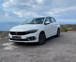 Vista frontale di un noleggio Fiat Egea a Alanya, Turchia ✓ Auto #13519. ✓ Cambio Automatico TM ✓ 1 recensioni.