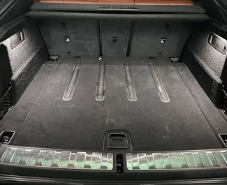 BMW X6 2023 con sistema A trazione posteriore, disponibile a Dubai.